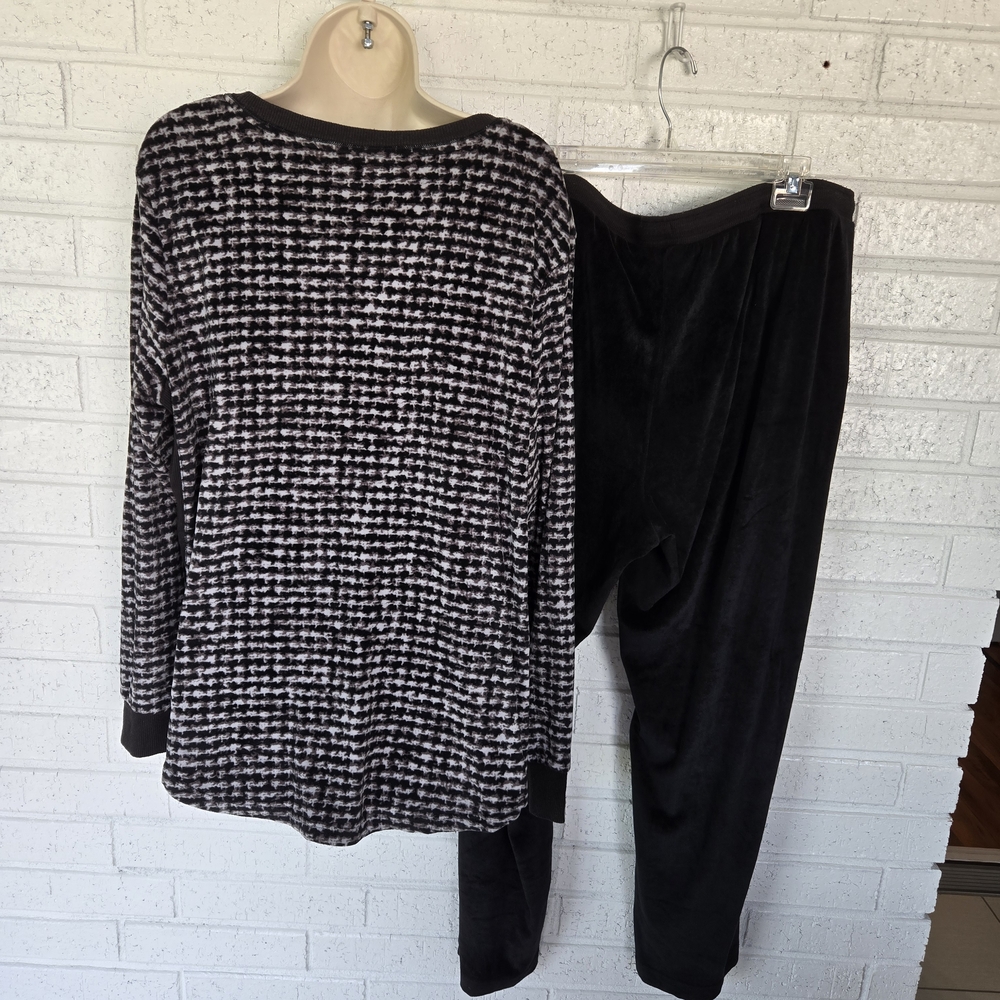 1109 Secret Treasures Black and White Pajama Set - Picture 5 of 10